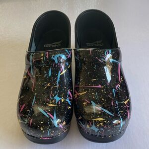 DANSKO Women’s Black Patent Leather with Multi Color Splatter Clogs Sz 37 NWOT